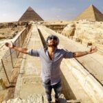 a foreign tourist wearing a shirt in front of the pyramids1692693458